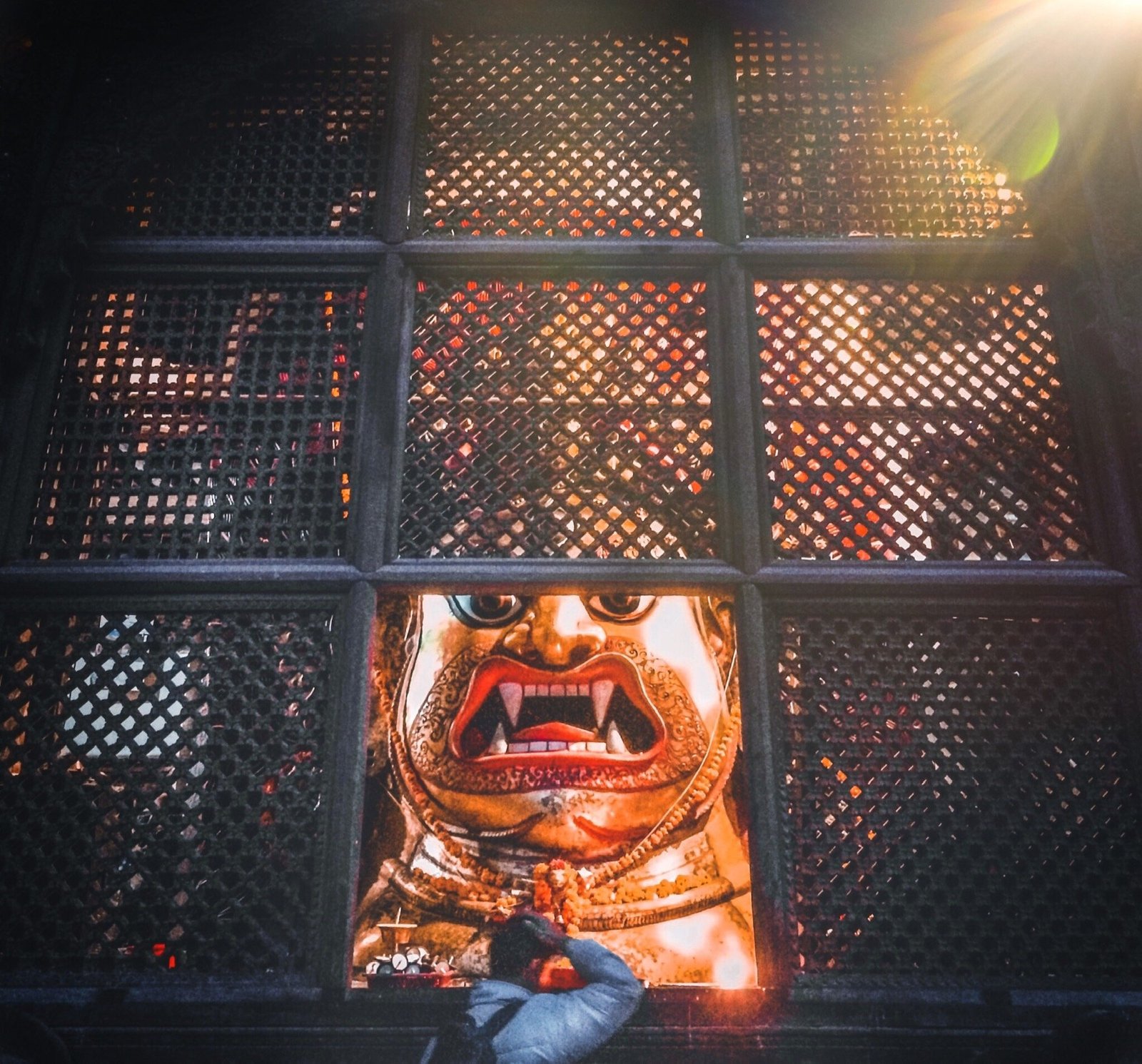 Esistono emozioni negative? Statua di Swet Bhairav, Hanuman Dhoka, Kathmandu Durbar Square. Foto di Sanish shr - Own work, CC BY-SA 4.0, https://commons.wikimedia.org/w/index.php?curid=90747701